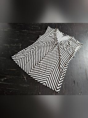 Alfani Women's Black and White Large V-Neck Chevron Blouse Elegant Quiet Luxury